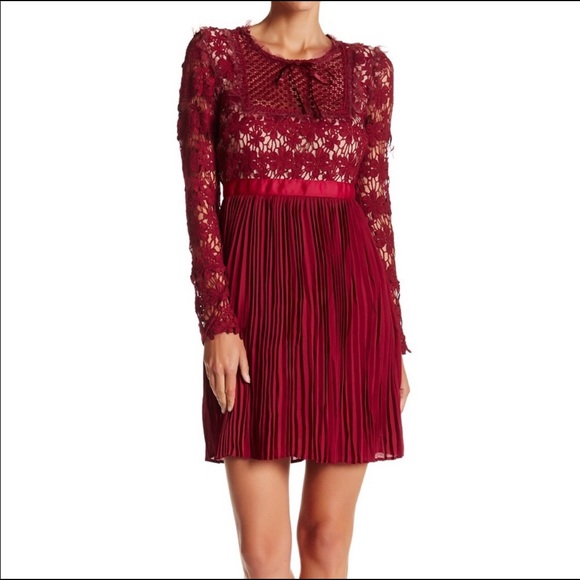 Romeo + Juliet couture lace long sleeve dress - Picture 4 of 4